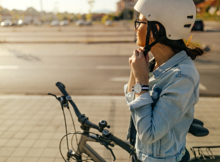 Road biker wearing a protective helmet. Exponent helps manufacturers create safer and more innovative sports equipment. 