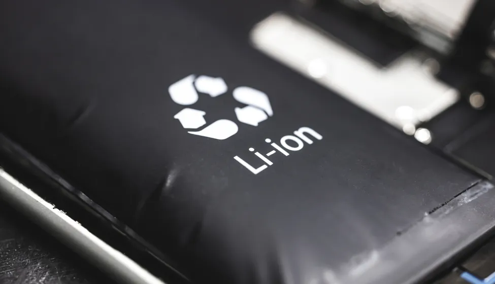 Swollen lithium polymer battery in smartphone, explosive smartphone